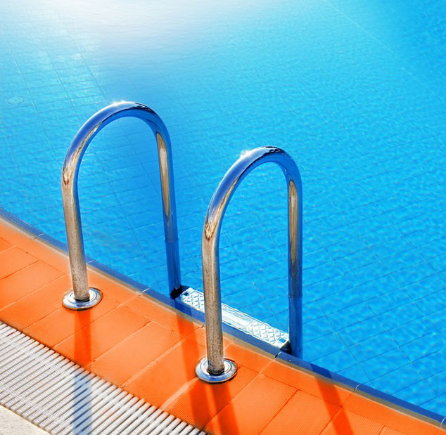 Le scalette di accesso in piscina